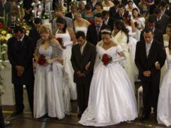 Casamento coletivo com 135 casais encerra programa Justiça na Praça em Parnamirm (RN)