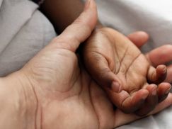 Câmara – Projeto tipifica crime de preconceito contra criança ou adolescente adotado