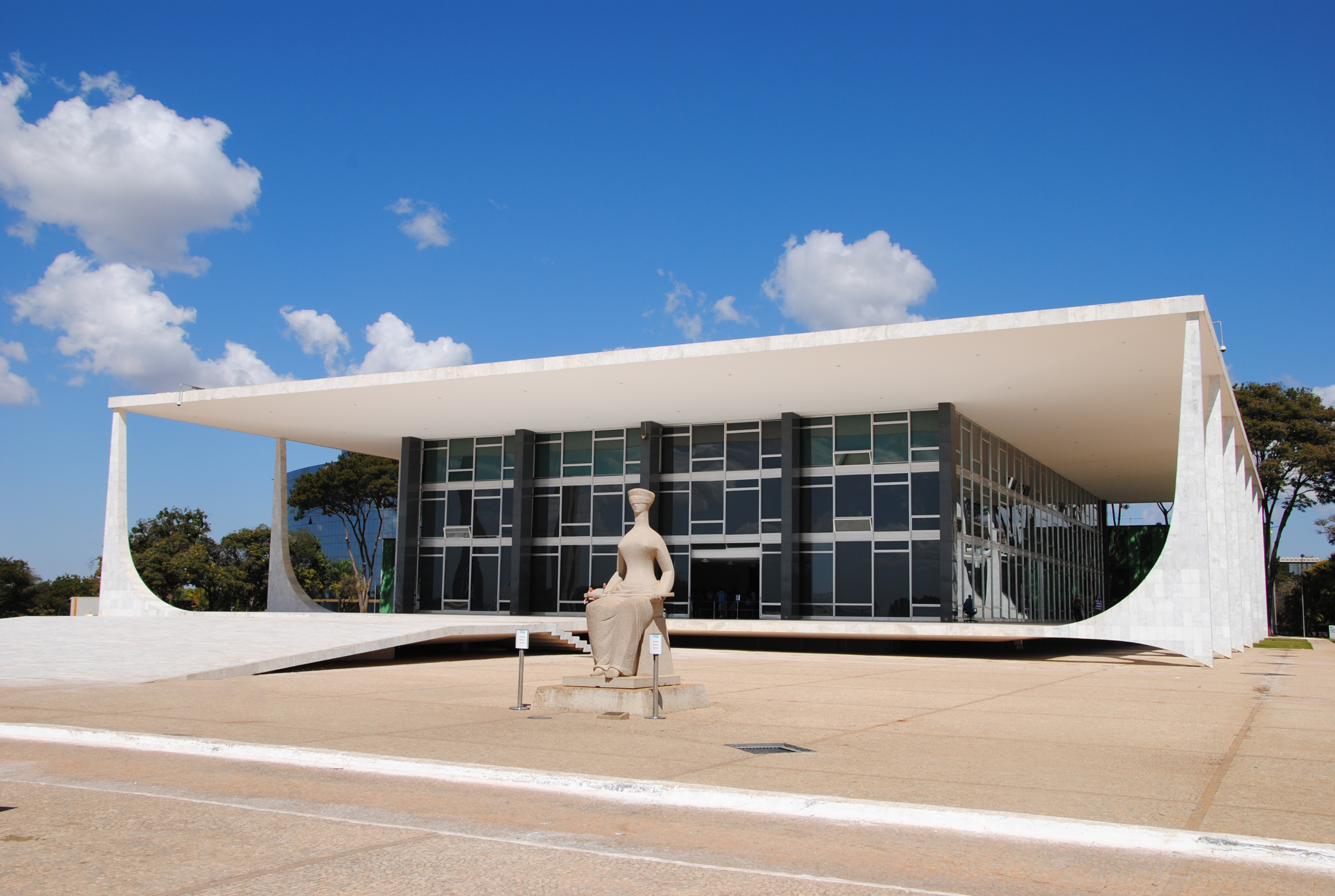 Vedação ao preço vil também se aplica à alienação do bem por iniciativa particular