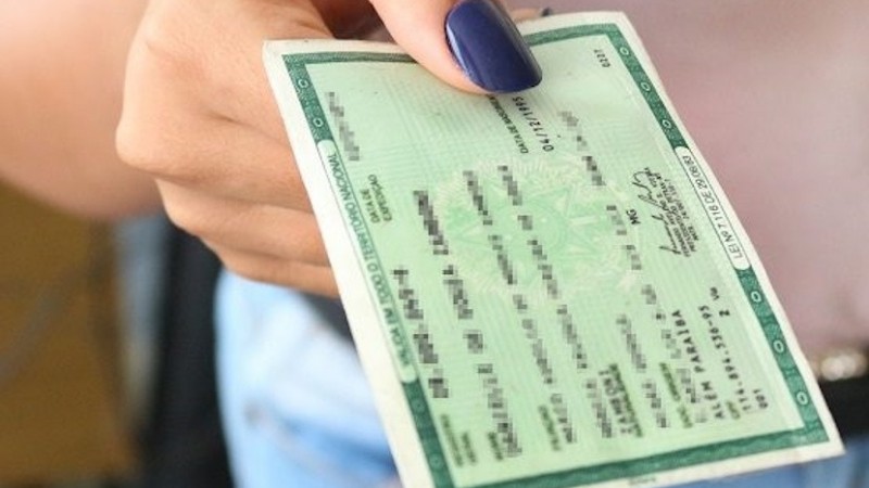 Mulher terá nome de pais afetivos e biológicos em certidão de nascimento