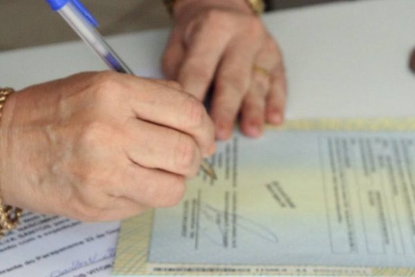 STJ: Viúva tem legitimidade em ação para anular registro de nascimento